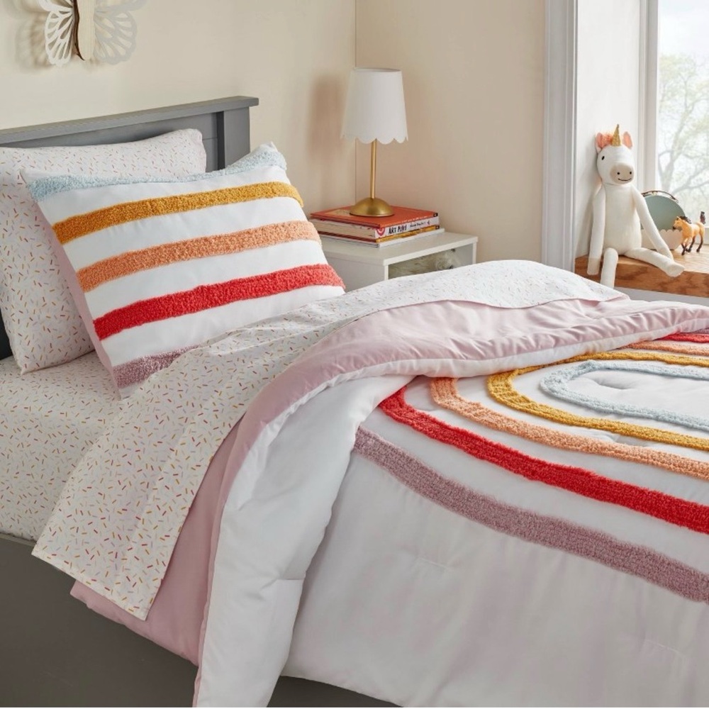 Pillowfort Rainbow Comforter Set F/Q